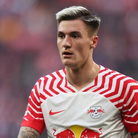 Manchester United’s High-Stakes Bet: Can Benjamin Sesko Arrive Before the Exodus?